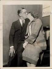 Foto de prensa de 1924 Frank Tinney y su esposa comparten un beso, después de la reivindicación en Nueva York segunda mano  Embacar hacia Argentina