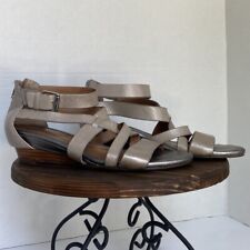 Sandálias femininas Sofft tamanho 7.5 couro anabela gladiador Rianna prata metálica, usado comprar usado  Enviando para Brazil