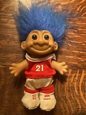 Muñeca troll de baloncesto vintage #21 roja, blanco traje sin bola cabello azul 4,5"" Russ segunda mano  Embacar hacia Argentina