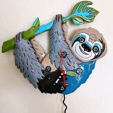 Reloj de pared Allen Designs Slow Poke Slow Sloth péndulo colorido diseño artístico caprichoso segunda mano  Embacar hacia Argentina