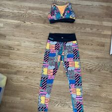 ¡Juego de 2 piezas Zumba Wear! LEGGINGS Y SUJETADOR TOP coloridos guardados por la campana medianos segunda mano  Embacar hacia Argentina