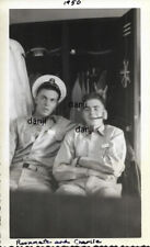 dos marineros ~ uno fumando una pipa ~ casual por sus taquillas * Foto militar 1950 segunda mano  Embacar hacia Argentina