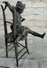 Estatueta de bronze vintage representando uma menina sentada em uma cadeira e brincando com gato comprar usado  Enviando para Brazil