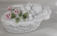 Bebê e coelho de porcelana “Touch of Rose” na cesta com tampa 3”x 1 1/2” POR ROMANO comprar usado  Enviando para Brazil