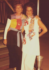 Años 60 ~ 70 Foto a color de dos mujeres mayores con trajes de moda ropa vintage segunda mano  Embacar hacia Argentina