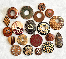Lote de 20 pingentes folheados esculpidos em madeira pintados para artesanato ou colares vintage comprar usado  Enviando para Brazil