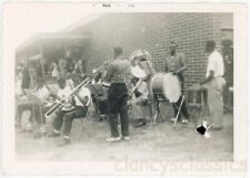 Banda musical afroamericana 1956 en el césped segunda mano  Embacar hacia Argentina