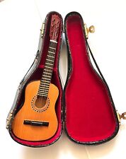 Guitarra acústica miniatura réplica de madeira colecionável com estojo de transporte comprar usado  Enviando para Brazil