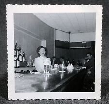 Foto instantânea feminina cuidando de bar ocupacional antiga BW cerveja uísque comprar usado  Enviando para Brazil