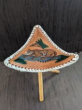 Silla de madera de 3 patas pintada a mano de colección taburete guepardo africano segunda mano  Embacar hacia Argentina