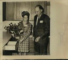 1968 Foto de prensa de la señora Henry B. González y Bill Bounds en la planta de Thiokol, Texas, usado segunda mano  Embacar hacia Argentina