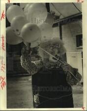 1981 Press Photo Opal the Clown distribuindo balões na YWCA, Houston, usado comprar usado  Enviando para Brazil