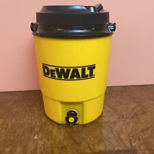 Jarra dispensadora de plástico de agua portátil DeWALT de 2 galones con válvula dispensadora de agua segunda mano  Embacar hacia Argentina