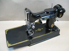 Casco de máquina de coser peso pluma centenario de colección Singer 221 solo 4 piezas apagadas segunda mano  Embacar hacia Argentina
