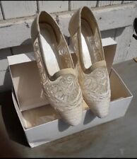Chaussures beiges broderies d'occasion  Le Plessis-Robinson