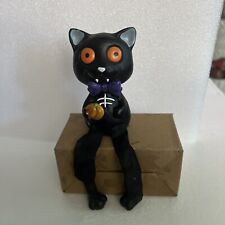 Estatuilla de gato negro con estante de Halloween sosteniendo una decoración de calabaza, usado segunda mano  Embacar hacia Argentina