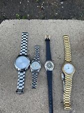 Lote de relógios masculinos femininos de couro prata ouro venda inteira peças ou reparo A10 comprar usado  Enviando para Brazil