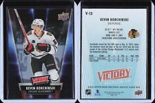 23/24 2024 Mazo Superior Tarjeta de Hockey Día de la Victoria RC #13 Kevin Korchinski Blackhawks, usado segunda mano  Embacar hacia Argentina