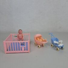 De colección 5 piezas muebles para casa de muñecas guardería 4 renovación azul rosa 2 muñecas bebé, usado segunda mano  Embacar hacia Argentina