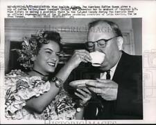 1957 Press Photo Analida Alfare do Panamá dá café ao senador Homer Capehart comprar usado  Enviando para Brazil