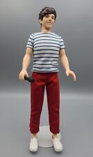 2012 muñeca Hasbro 1D Louis Tomlinson One Direction pantalones rojos camisa a rayas, usado segunda mano  Embacar hacia Argentina