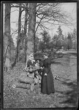 Plaque verre photo ancienne négatif noir et blanc 6x9 cm enfant parc bois   d'occasion  Grenade