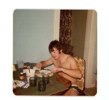 Hombre sin camisa desayunando usando ropa interior instantánea encontrada foto a color, usado segunda mano  Embacar hacia Argentina
