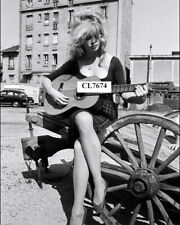 Foto de Brigitte Bardot tocando guitarra no conjunto de filmes 'La vérité' comprar usado  Enviando para Brazil