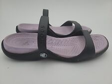 Sandálias planas Crocs Cleo femininas tamanho 9 slip-ons lilás lavanda roxo preto comprar usado  Enviando para Brazil