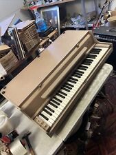 Piano eléctrico vintage Wurlitzer 140B con pedal y piernas modelo raro 200a bronceado, usado segunda mano  Embacar hacia Argentina