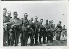 German photo war ww2 -- group of soldiers heer in roadside till salu  Toimitus osoitteeseen Sweden