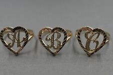 Anillo alfabeto de letras iniciales corazón con corte de diamantes de oro amarillo liso de 10 K. Talla 7,25 segunda mano  Embacar hacia Argentina