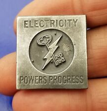 Antigua placa de estampilla de metal de 1" ""ELECTRICIDAD POWERS PROGRESS"" llave y voltios eléctricos segunda mano  Embacar hacia Argentina