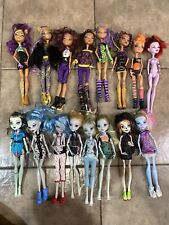 Lote de 16 bonecas Monster High algumas com roupas e sapatos para peças comprar usado  Enviando para Brazil