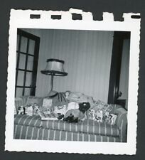Presentes de chá de bebê exibidos na sala de estar sofá foto década de 1950 cartões dinheiro roupas comprar usado  Enviando para Brazil