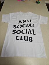 Camiseta masculina branca manga curta logotipo S pequena clube social anti-social 17x26 comprar usado  Enviando para Brazil