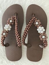 Chinelo Havaianas brasileiro personalizado com pérolas e mini flor de pérola feita à mão comprar usado  Enviando para Brazil