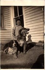 Cartão postal RPPC foto fofa de menina sorridente com dois cachorros felizes década de 1910 comprar usado  Enviando para Brazil