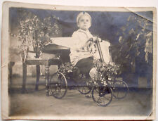 Foto antigua de bicicleta de niño en cuatro ruedas década de 1920 segunda mano  Embacar hacia Argentina