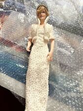 Boneca de porcelana Diana Princess of Wales vestido branco com miçangas com caixa de exibição de madeira comprar usado  Enviando para Brazil