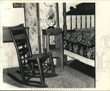 Foto de prensa 1972 mesa de pino de Texas y cama de nogal con silla a juego. segunda mano  Embacar hacia Argentina