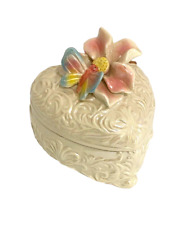 Caixa de bugigangas vintage opalescente em forma de coração com tampa borboleta e flor comprar usado  Enviando para Brazil
