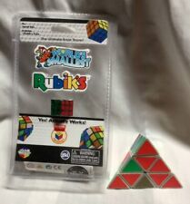 Usado, Lote de 2 Rubik - Pirámide de cubo de Rubik vintage de Tomy Pyraminx y mini cubo de Rubik segunda mano  Embacar hacia Argentina