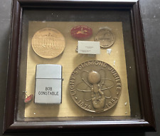 ¡ÚNICO!! Colección de medallas Robert D. Constable, encendedor, alfileres en caja con vidrio segunda mano  Embacar hacia Argentina