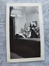 Usado, Un lindo bebé sentado en sofá foto vintage P011C segunda mano  Embacar hacia Argentina