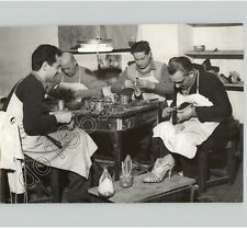 Zapatero de calzado italiano artesanos Craft Zapatos en Florencia Moda 1950s Foto De Prensa segunda mano  Embacar hacia Spain