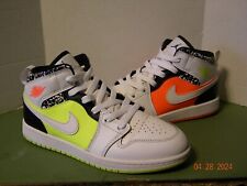 Tênis Nike Air Jordan 1 Médio Infantil Tamanho 3Y 640734-870 Notebook Hiper Carmesim/Volt comprar usado  Enviando para Brazil