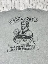 Camiseta gráfica bife 2011 Chuck Norris usa spray de pimenta para temporada comprar usado  Enviando para Brazil