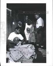 1992 Expositores de fotos de prensa configurándose en George R. Brown para Black Expo Houston, usado segunda mano  Embacar hacia Argentina