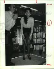 1990 Press Photo Kristi Hedrick mostra suas pernas no Foley's - hca38357 comprar usado  Enviando para Brazil